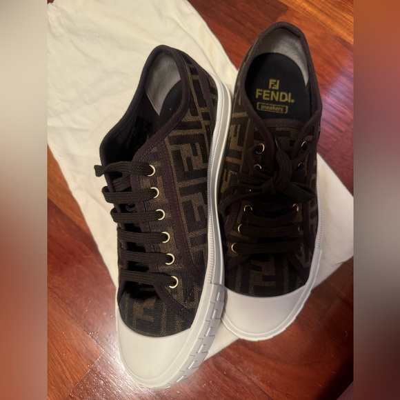 FENDI SNEAKERS SIZE US 10 Women. WORN ONCE. GREAT CONDITION WITH DUST BAGS. - Picture 1 of 3
